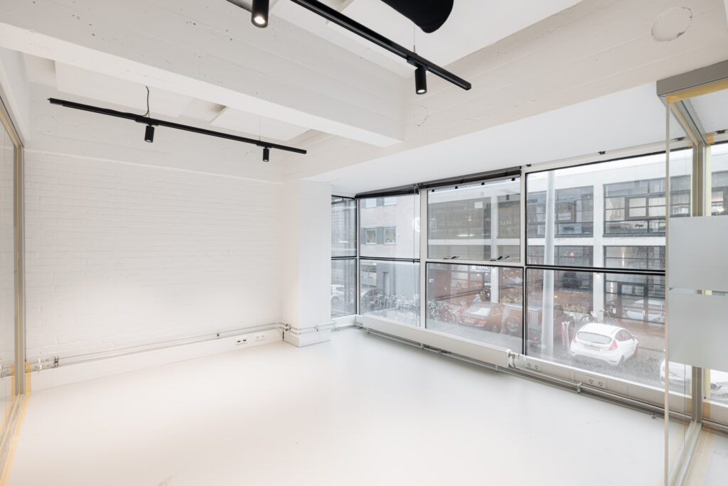 Licht en modern leegstaand kantoor met grote ramen aan de Generaal Vetterstraat.